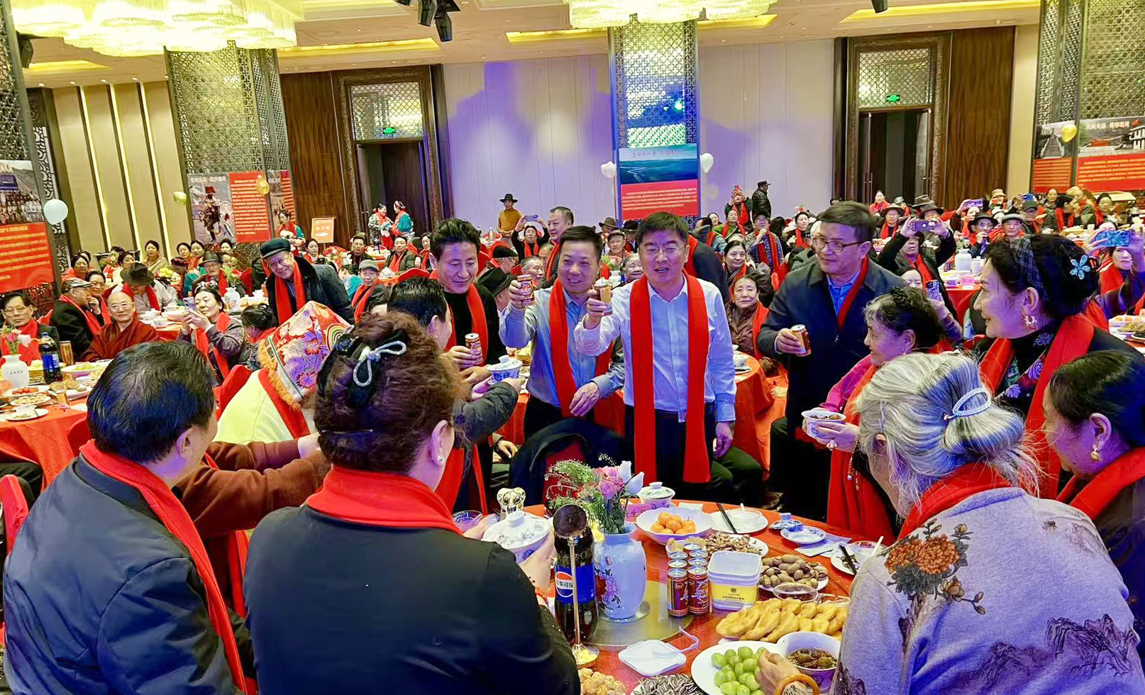 话发展成果 传组织温情——称多县举办2026年离退休干部迎春茶话会暨开展节前走访慰问活动