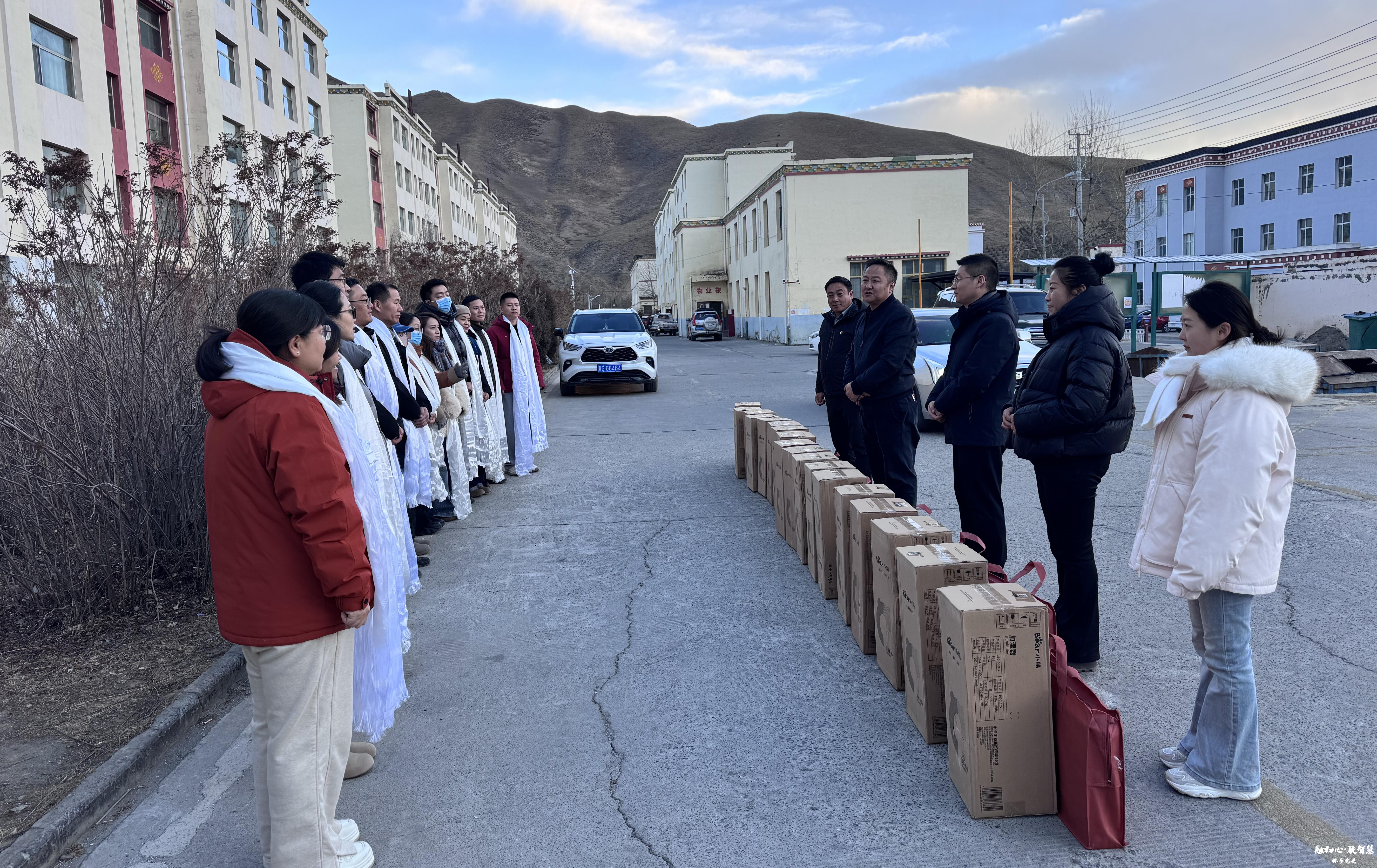 称多县开展“双节”节前人才慰问活动