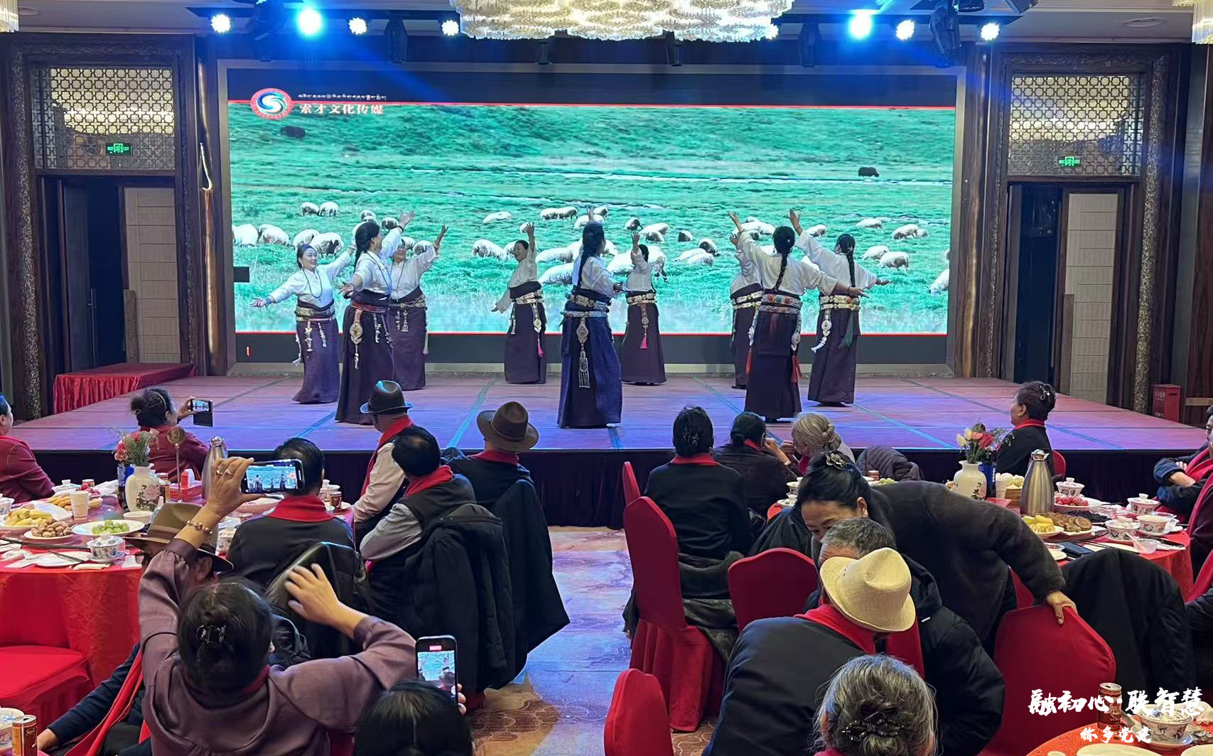 话发展成果 传组织温情——称多县举办2026年离退休干部迎春茶话会暨开展节前走访慰问活动 话发展成果 传组织温情——称多县举办2026年离退休干部迎春茶话会暨开展节前走访慰问活动